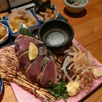 鮮魚とおばんざい 浜金 - 藁焼きカツオお味半々８切れ