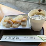 芳賀商店 - 味噌こんにゃく350円は、味噌汁（辛子味噌）付き。
