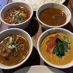 スパイスカフェ - 左上ラムキーマ左下ガーリックチキン右上ポークビンダル右下ココナッツ