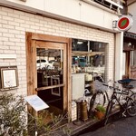 ソローノ - 表からもピザ釜が見える