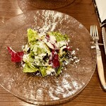 ソローノ - 葉野菜の苦味が美味しいサラダ 土日祝は+440円