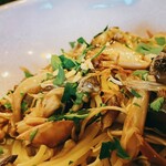 フカダパスタ - ◆いろんな茸と厚切りベーコンのペペロンチーノ
            4種類の茸とバターニンニクの風味が一体となった1皿