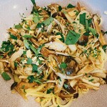 Fukada Pasuta - ◆いろんな茸と厚切りベーコンのペペロンチーノ
                        4種類の茸とバターニンニクの風味が一体となった1皿
