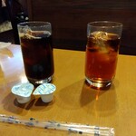 Chuukakicchin Keirin - 左アイスコーヒー、右烏龍茶