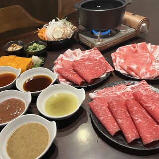 国产食材◎涮火锅配肉，多种酱料可供选择
