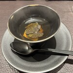 イル アオヤマ - 名古屋コーチン出汁のスープ、黒鮑(千葉)、黒トリュフ
