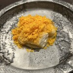 イル アオヤマ - ひらめ(三河産、4kg)のフリット、菊芋のソース、ワインで塩抜きした自家製カラスミのパウダー