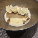 イル アオヤマ - まなかつお(岡山産)炭火焼き、月光百合根、聖護院蕪のソース、素揚げしたケッパー