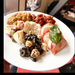 アゼル・レストラン&バー - 1st  plate ベヤズ・ペイネル（モッツァレラ）　ひよこ豆　・カマンベール／サルチャ（赤いの〜トルコ風トマト煮って感じです  ）byまみこまみこ