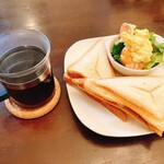 パルファン - ホットコーヒーとホットサンド