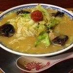 龍上海 - からみそ中華！  こう寒いと、味噌ラーメンに心が動く。ラードで炒められた野菜も、気分と合う。すみれと悩んで、今日は龍上海のからみそ中華。これもイイね。きくらげ♡ 