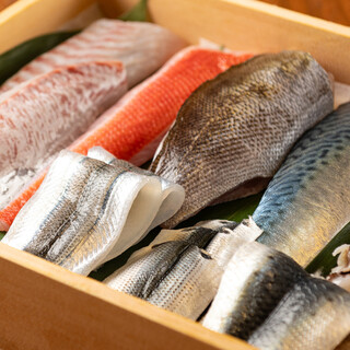 현지 미카와 만과 각지의 제철 생선 식재료를 엄선하여 제공하고 있습니다.