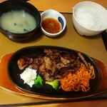 やよい軒 東広島店 - １人はアンガス牛のカットステーキ！うまそう！