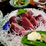 源ちゃん - 鰹。薬味が、ニンニク、ワサビなのが これこれ