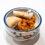 うを徳 - 2024.2 火を2分入れて氷水で〆た愛媛産真鯛白子と北海道産ウニのミニ丼