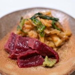 うを徳 - 2024.2 気仙沼産モウカの星（モウカザメの心臓刺し太白胡麻油塩）と春の白味噌炒め（山形新庄産行者大蒜、駿河湾産桜海老、熊本産白木耳）