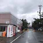 富士見亭 - 奥の赤鳥居。海の神様がいらっしゃいます。