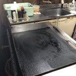 富士見亭 - 黒光りする鉄板