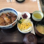 Cafe　Restaurant　PILICA - 網焼き豚丼（6枚）:1560円/ミニサラダ:160円