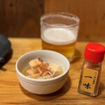 並木 はちコー - お通しは200円とのことですが食べログのクーポンで乾杯サイズのビールもらえました。