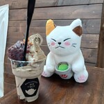 森一芳園 - 小豆入りほうじ茶ソフトクリームとねこちゃんのツーショット。他にも、店内にねこちゃんゴロゴロですにゃ～。