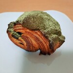 brocantique the bakery - 抹茶を味わえるダマンドクリームを使用し、中にかのこ豆を入れ焼き上げた抹茶ショコラダマンド200円