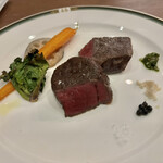 enoteca miyaji - 但馬玄(内腿) 炭火とオーブンで火入れ。
サルサヴェルデ、西洋ワサビ、黒胡椒、塩などで
付け合わせはレンコン、ニンジン、プチヴェール