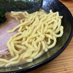 Ramen Yuukiya - 弾力のある中太縮れ麺。