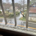 YADOYA - お店の中から見た写真。このオレンジのミラーの小路に入っていくと駐車場