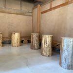 UTTAU - 切出し丸太のテーブル席と梁の椅子のスペース∑(ﾟДﾟ)