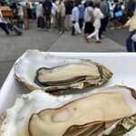 館鼻岸壁朝市 - 大船渡産の蒸し牡蠣