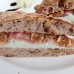 プラウマンズ ランチ ベーカリー - 生ハム、ブルーチーズ、ドライいちじくのサンド