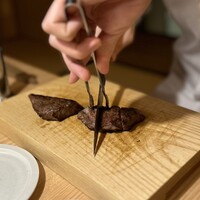 肉亭ふたご iki 本郷三丁目店 - お店の方が焼いて切って下さります