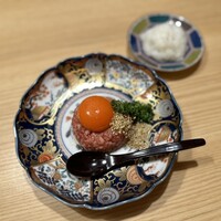 肉亭ふたご iki 本郷三丁目店 - 粋なユッケ