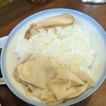 純とんこつ無双 - 御飯にワンタンとチャーシューをオン