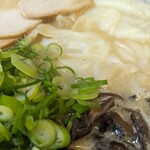 純とんこつ無双 - このワンタンがモチモチツルツルで旨い❗