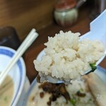 純とんこつ無双 - レンゲで頂く…御飯にスープがよく合う