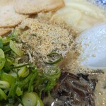 純とんこつ無双 - すり胡麻と胡椒を投入❗