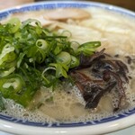 純とんこつ無双 - 女将さんからネギ多めですよねと言われます。