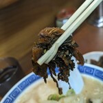 純とんこつ無双 - 辛子高菜を一口食べてからラーメンを食べる…