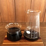 アマヤドリ珈琲 - ハリオのコニカルビーカーをコーヒーサーバーにしていて、カップはOREAのSENSE GLASS CUPです。