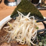 なんつッ亭 町田店 - もやしも結構あります