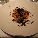 アンティカ オステリア デル ポンテ - 井上養鶏場のスーパーエッグの卵黄のコンフィとポロネギのピューレ　完熟メイクイーンのラザニア仕立　ポートワインのソース　パルメザンチーズと黒トリュフを散りばめて