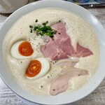 ラーメン家 あかぎ - 「鶏白湯しょうゆ(950円)+味玉ハーフ(60円)」です