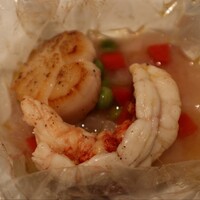 アンティカ オステリア デル ポンテ - ブルターニュ産オマールブルーと北海道産帆立　フルーツトマトソースとフランボワーズのスープ　カルトッチョ仕立て