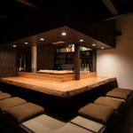 那古野サルーン - 掘りごたつ式のカウンター席