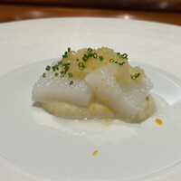 馳走西健一 - 低温（40°C）揚げ障泥鳥賊（静岡県駿河湾産、サスエ前田魚店、3kg、3日寝かせ）、カリフラワーの
                      ピューレ敷き、白の中華風ソース掛け