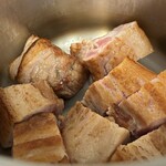 マンノ精肉店 - 国産豚バラブロック　調理中