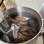 マンノ精肉店 - 国産牛ヒウチ　低温調理中