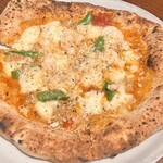 Pizzeria&Trattoria GONZO - ピッツァ メントレ1,980円
                        アメリケーヌソース、モッツァレラ、甘エビ、赤エビ、マーメラス、カリフラワーソース、貝ひもデュクセル、ニンニク、黒胡椒